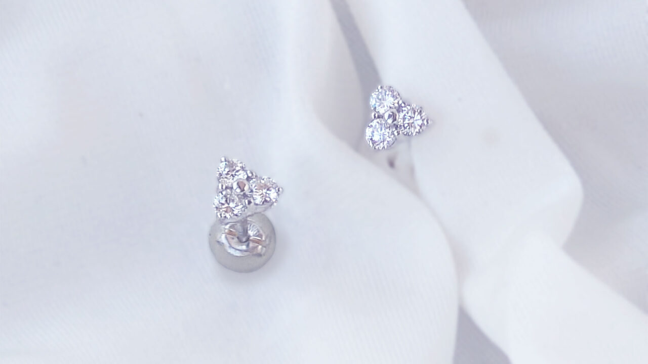 Pt900 ダイヤモンドを三石寄せたピアス
