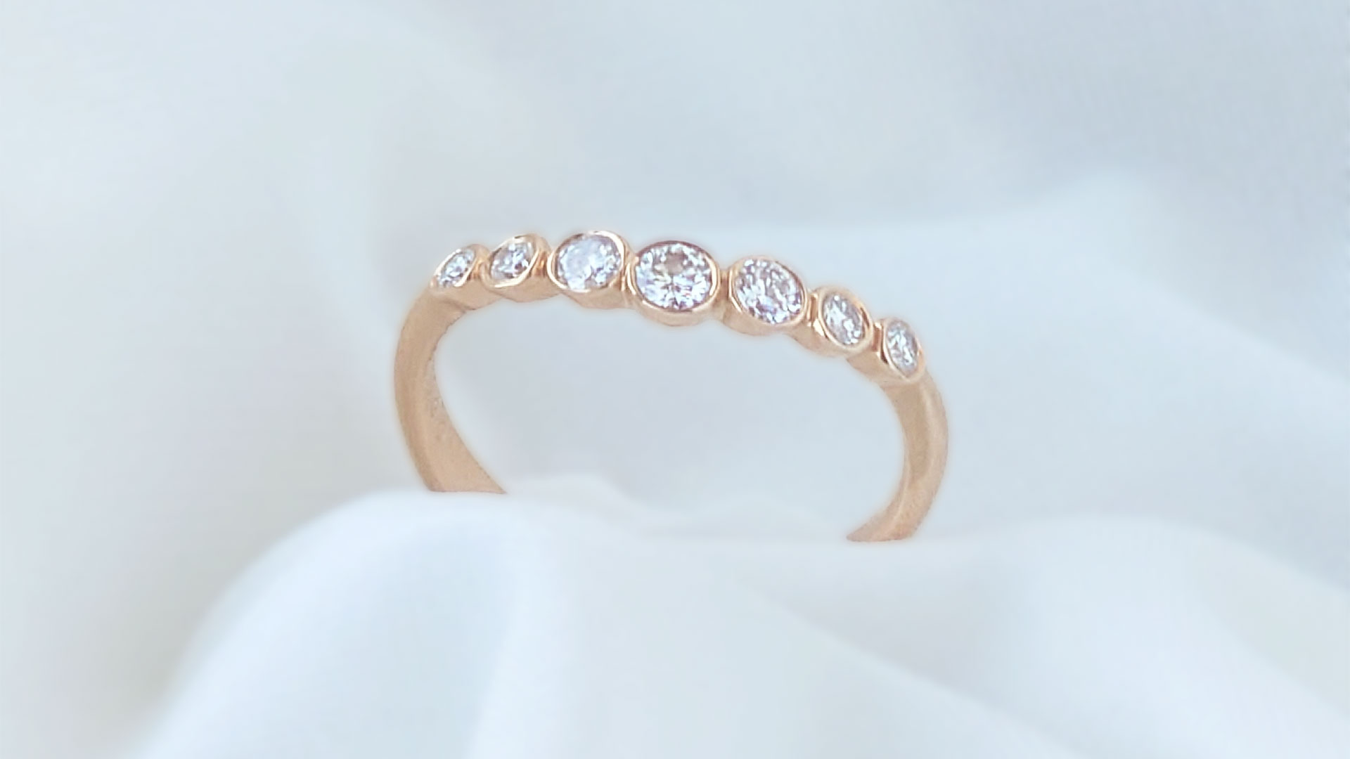 K18ピンクゴールドにダイヤモンドをあしらったカーブ ダイヤモンド リング