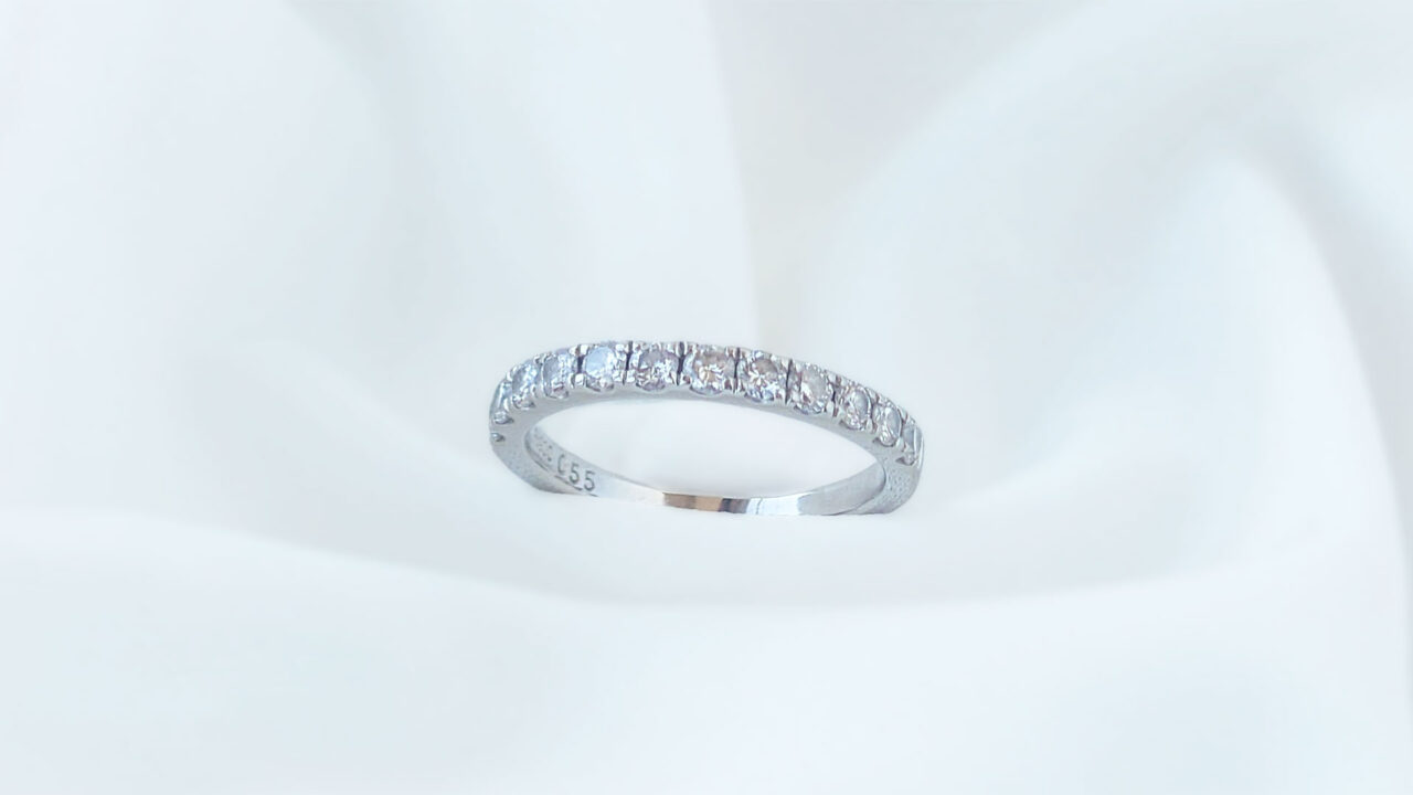 Pt900 ダイヤモンドを使用したハーフエタニティ リング