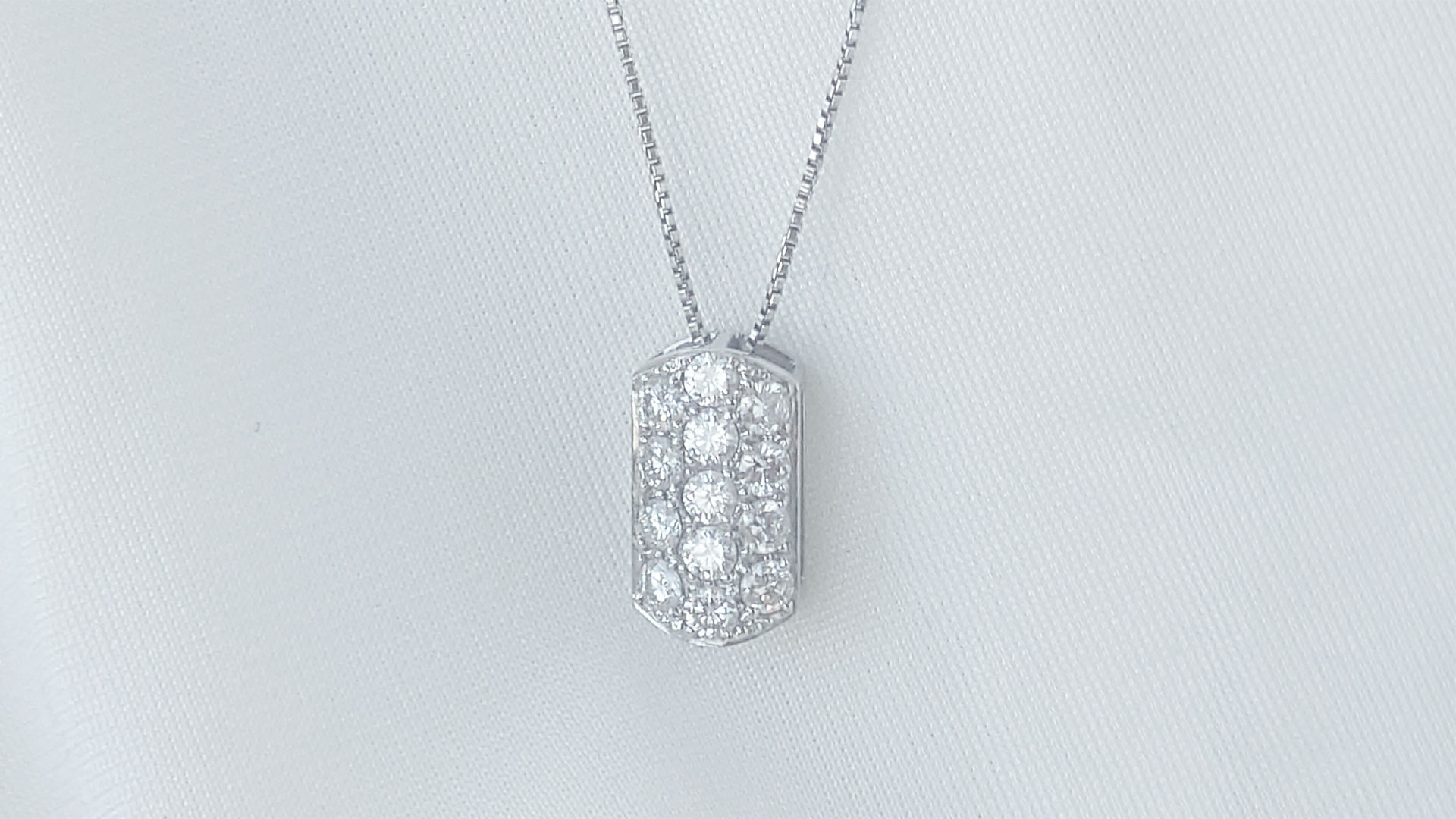 Pt900 ダイヤモンドを使用したペンダント