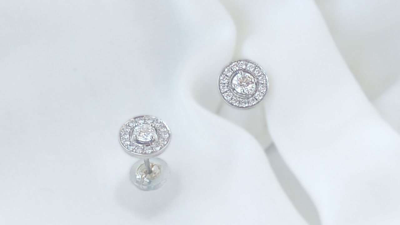 ラウンド型・センターストーン＋取り巻き（ヘイロー）スタッドピアス